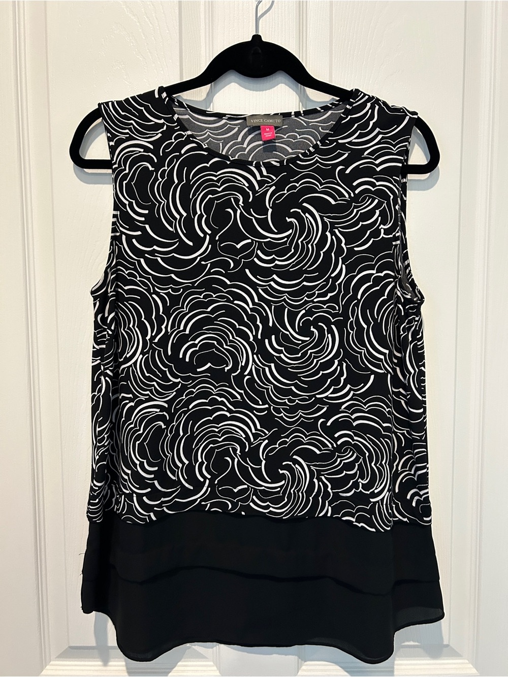 Vince Camuto Black & White Sleeveless Printed Layered Hem Tank